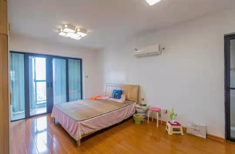 藍(lán)山郡法拍房三期G棟2704室（包括室內(nèi)可移動(dòng)的家具家電，但不含冰箱）