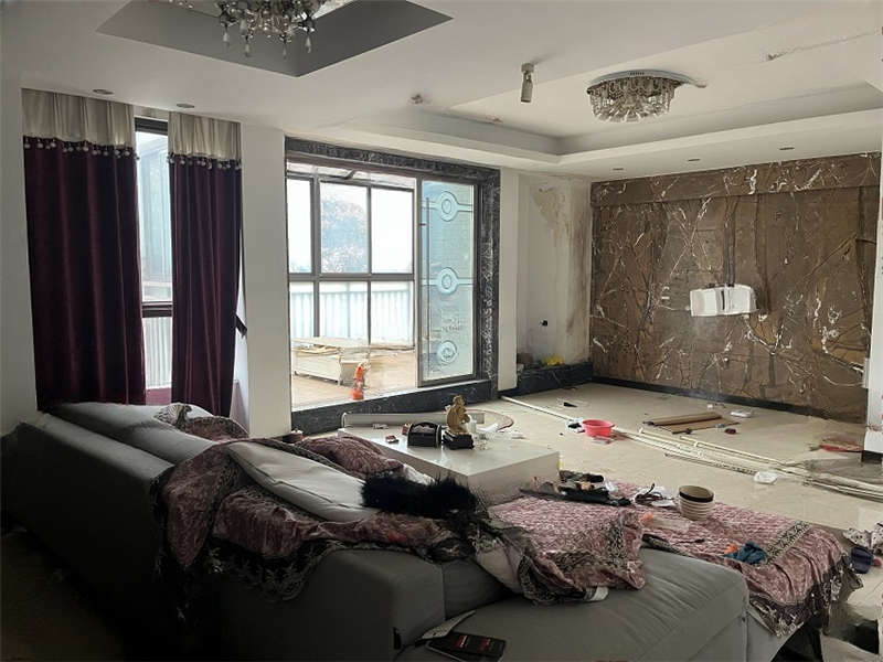 佳兆業(yè)水岸新都法拍房76、77棟404號房屋及室內物品