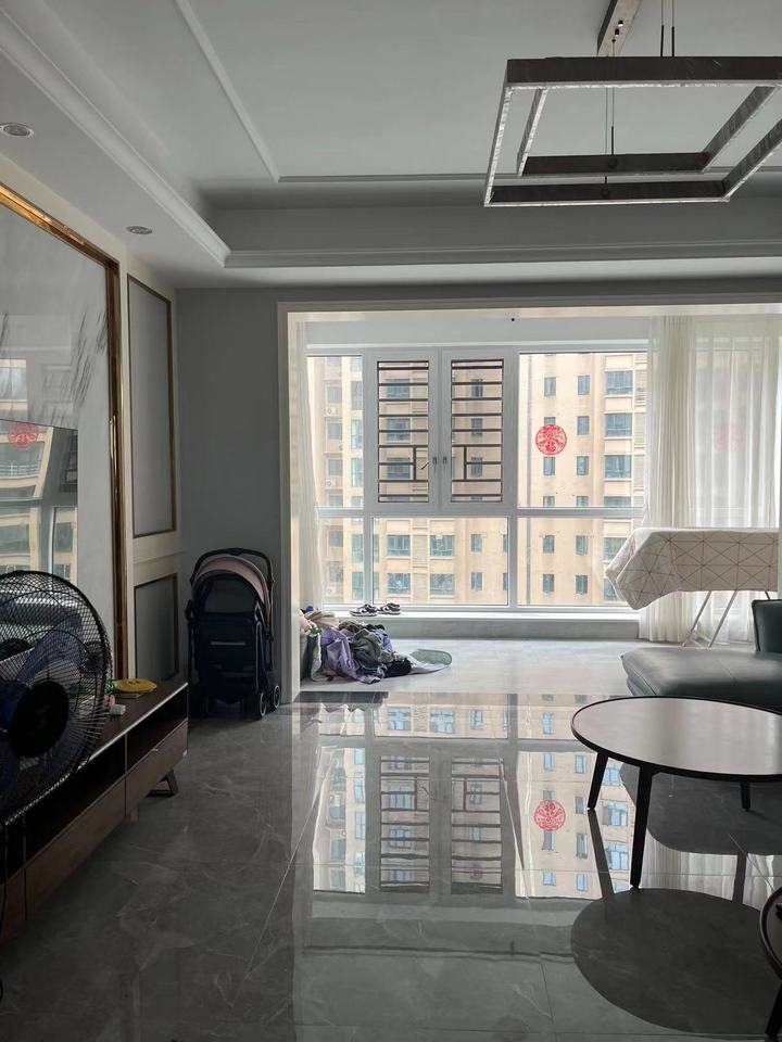 金湘苑小區(qū)法拍房一期14#棟902號(hào)及該房屋內(nèi)家具家電等物品